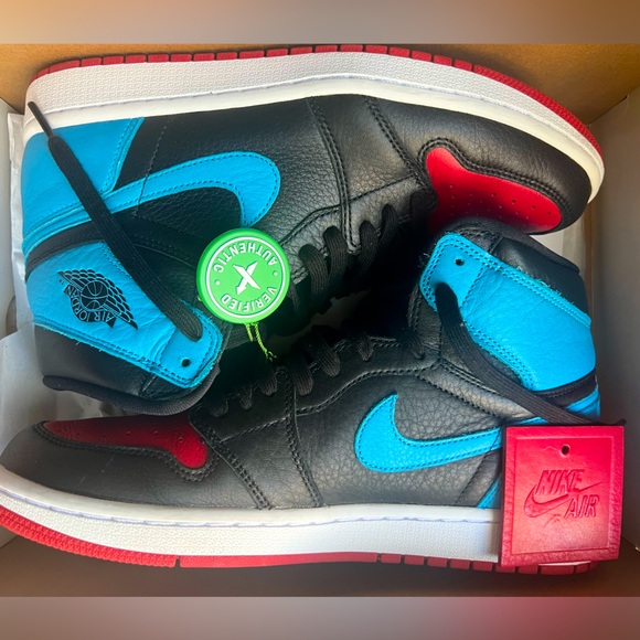Jordan Shoes - Women’s Air Jordan 1 High NC to CHI  size 10